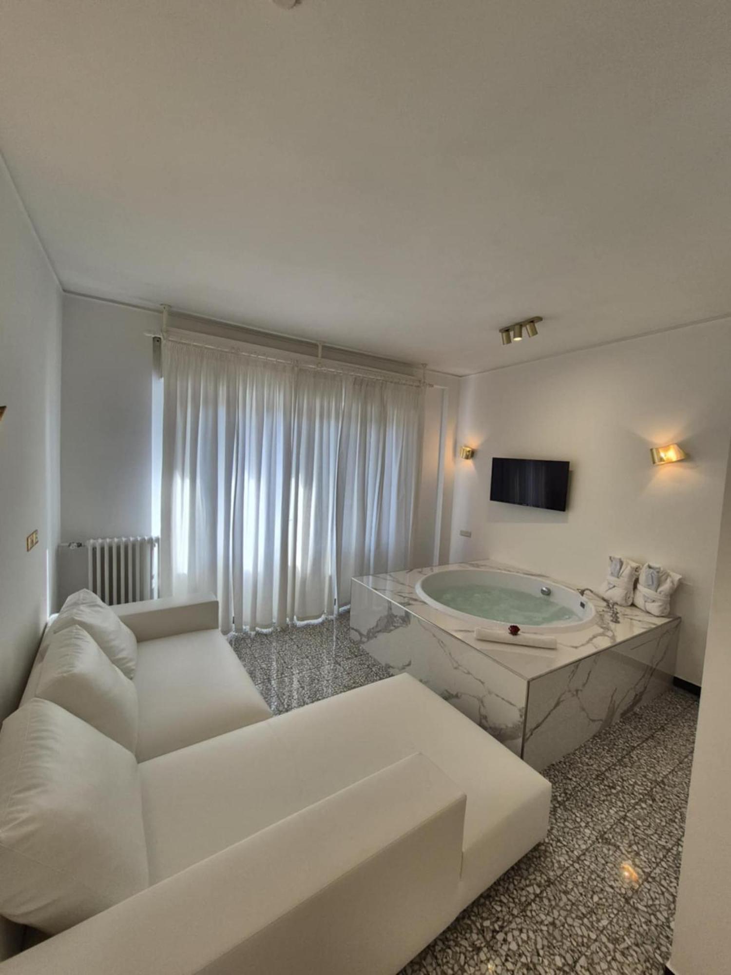 Eveline Portosole Hotel Sanremo Bagian luar foto